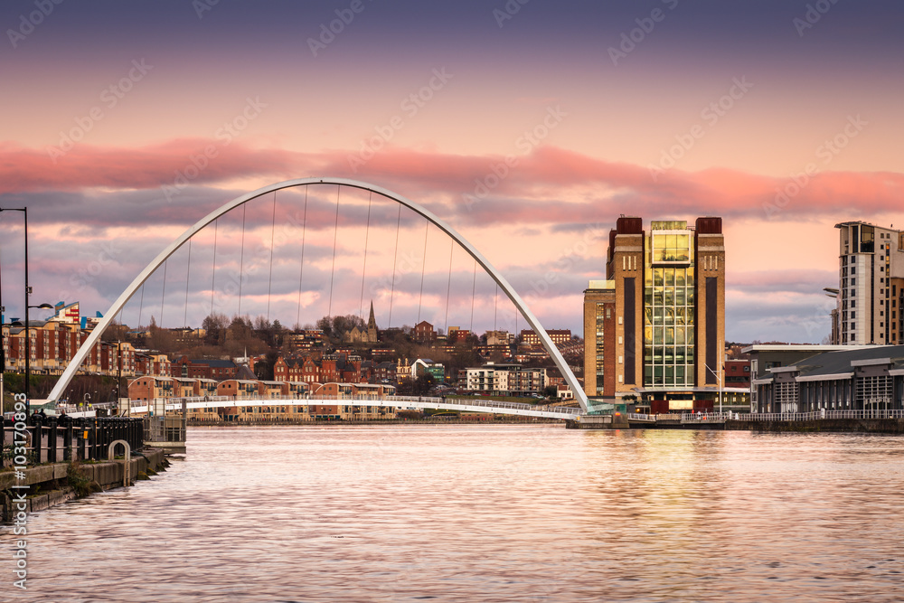 Obraz premium Millennium Bridge at sunset
