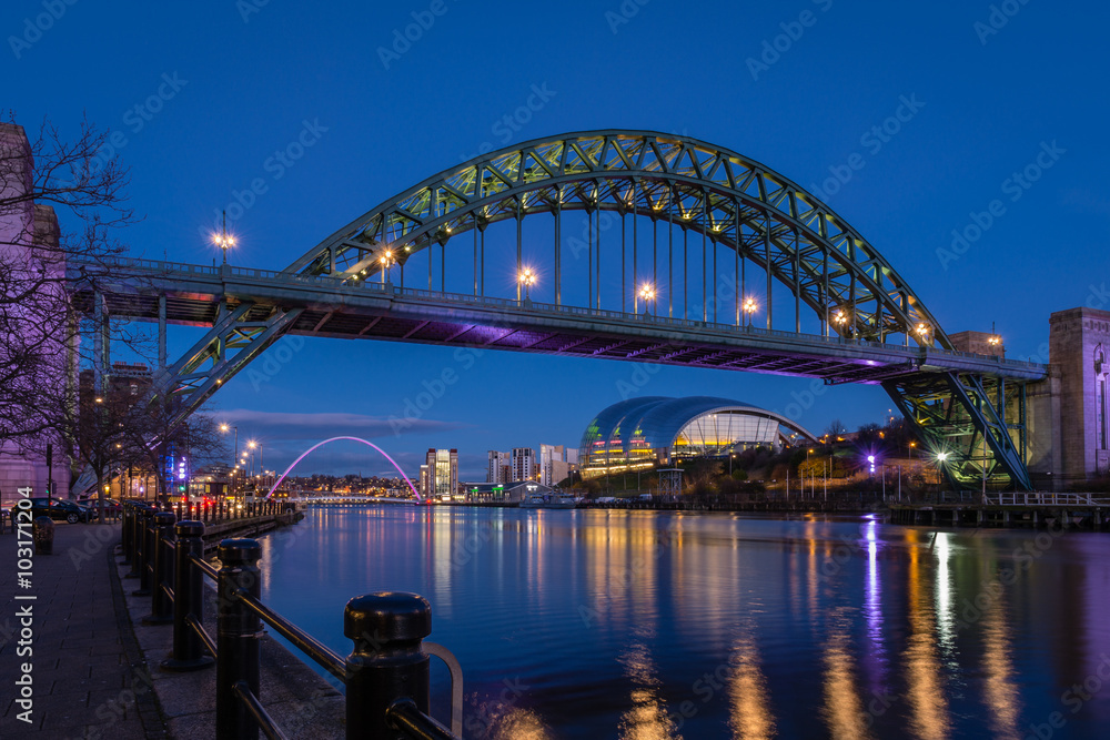 Naklejka premium Tyne Bridge and Quayside at night