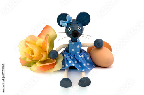 Topolina di Pasqua - Easter baby mouse.
Una simpatica topolina con delle uova di legno colorate e una rosa di stoffa dai delicati colori per festeggiare la Pasqua. Sfondo bianco. photo