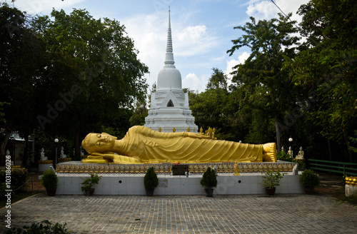 Goldene, liegende Buddhastatue auf Koh Samui, Thailand, mit Pagode im Hintergrund photo