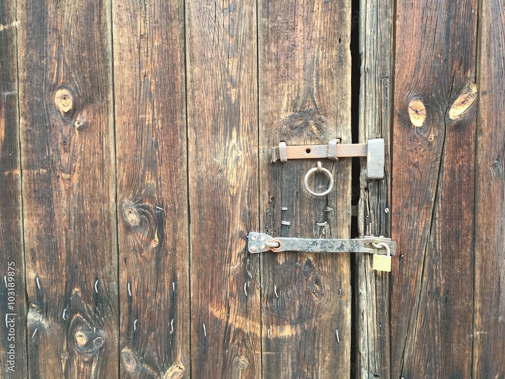Vintage Holztür mit Riegel und Vorhängeschloss als Hintergrund