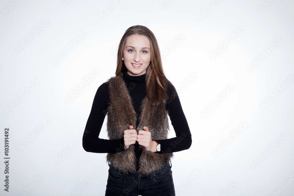 Hübsche Frau posiert in Fashion und lächelt Porträt Hübsche Frau posiert in Fashion und lächelt Porträt