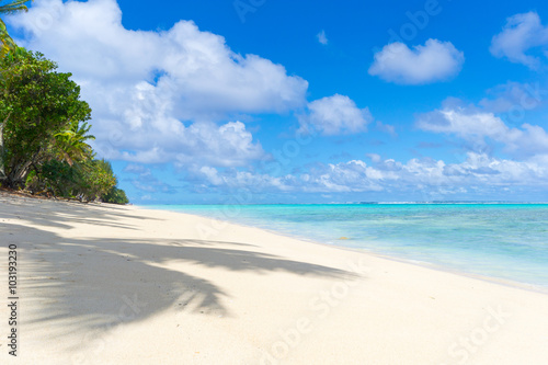 Fototapeta Naklejka Na Ścianę i Meble -  White beach on desert island in Rarotonga, Cook Islands