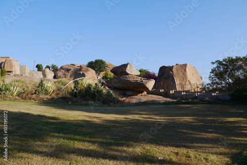 Огромные валуны в Хампи, Индия photo