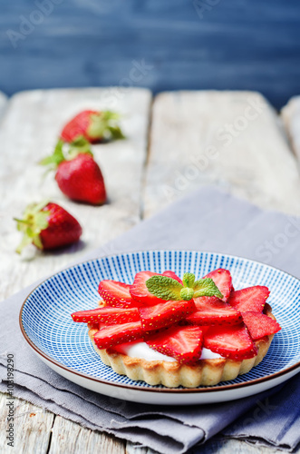 strawberry cream cheese tartlet