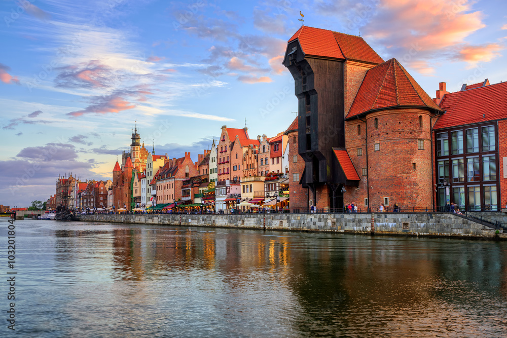 Obraz Żuraw i gotyckie stare miasto na zachód słońca, Gdańsk, Polska