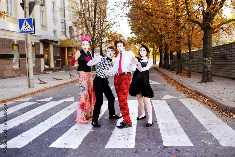 Obraz premium four mime cross the road
