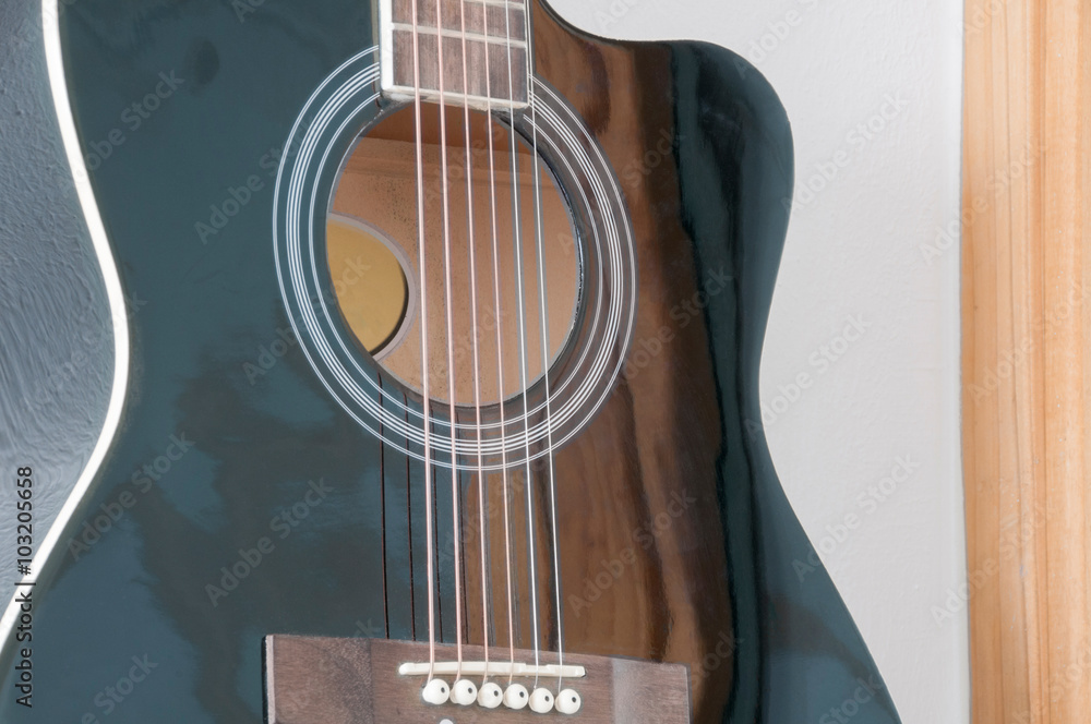 Fototapeta premium Gitarrenkörper an der Wand