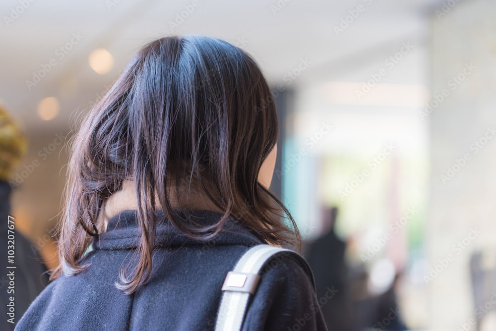 マフラーした女の子の後ろ姿 Stock Photo Adobe Stock