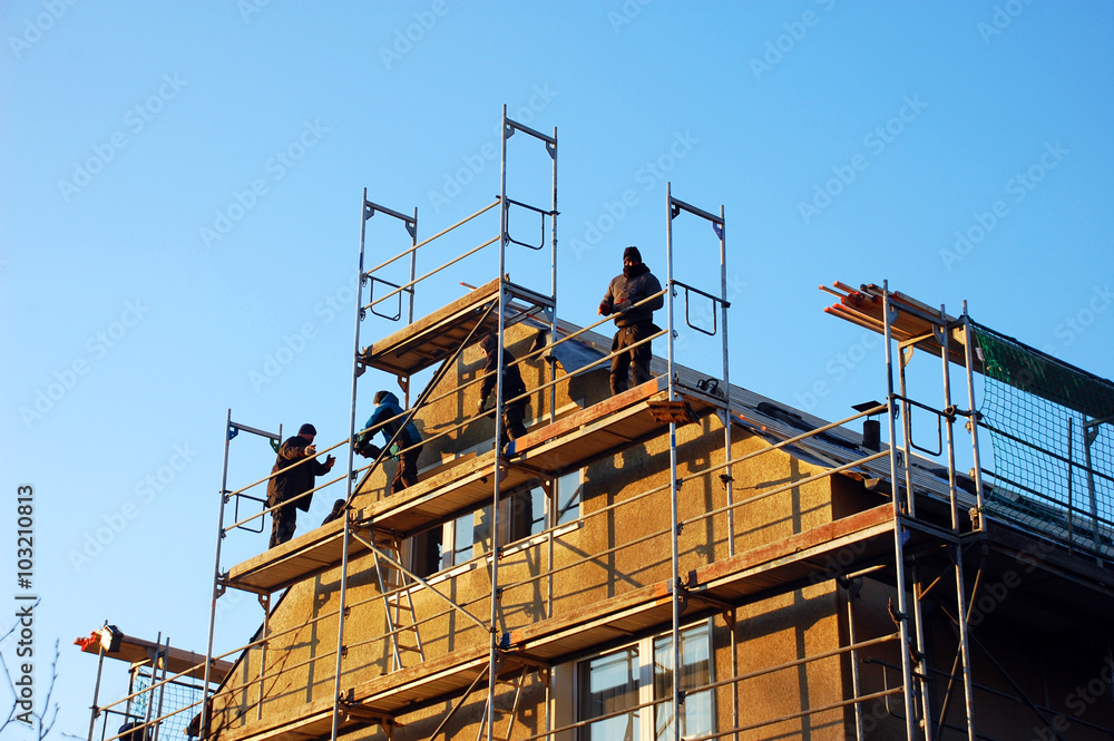 Dachdecker arbeiten auf Gerüst Hand in Hand Dachdecker arbeiten auf Gerüst Hand in Hand