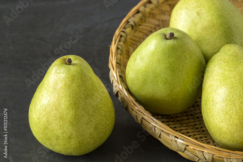 Canvastavla Green Anjou Pears with a bamboo tray on the slate background