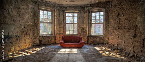 nostalgischer Raum mit roter Couch 