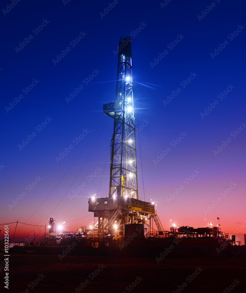 The oil derrick is homework, in the evening The oil derrick is homework, in the evening