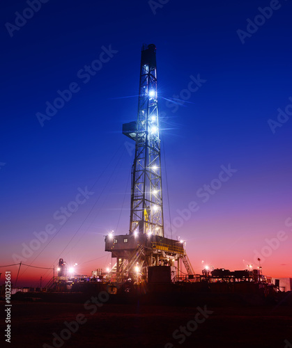 Slika na platnu The oil derrick is homework, in the evening