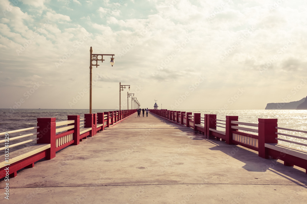 Naklejka premium Footpath on the brige in vintage tone