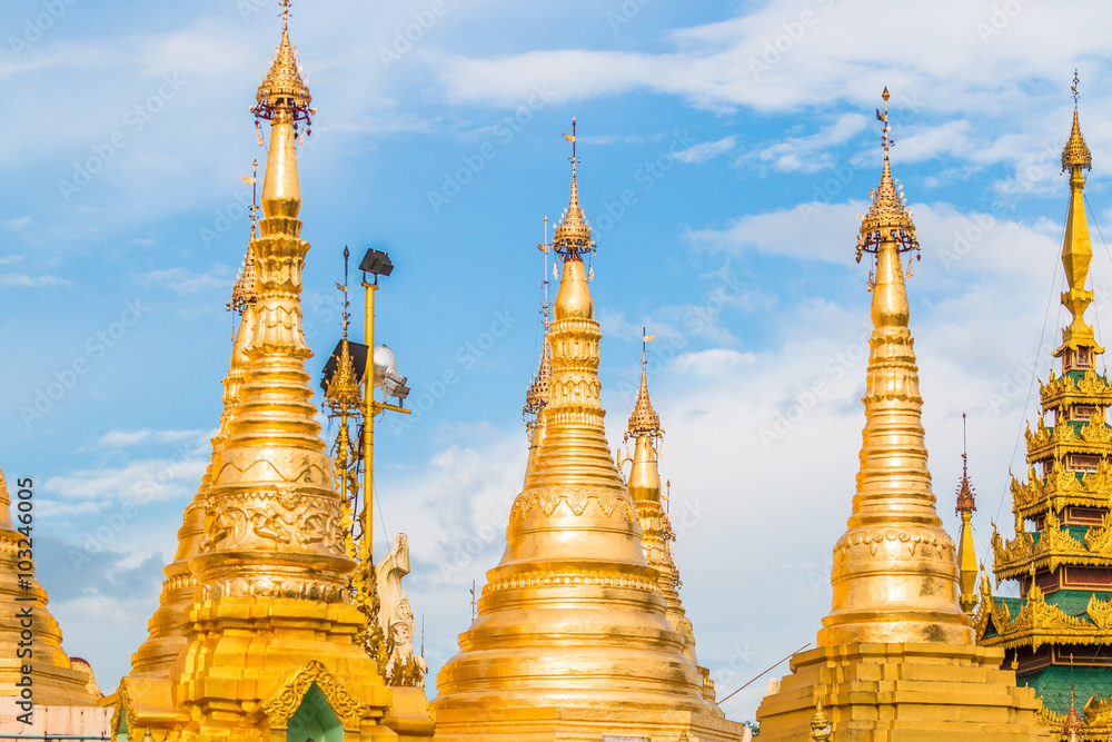 Fototapeta premium Shwedagon pagoda in Yangon of Myanmar