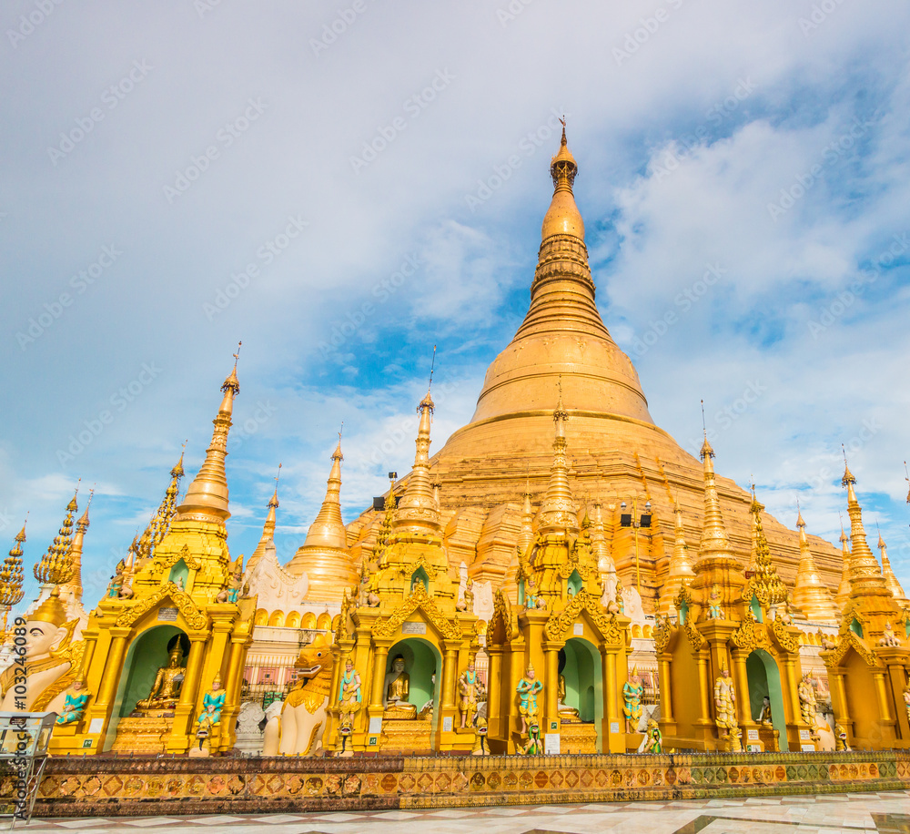 Fototapeta premium Shwedagon pagoda in Yangon of Myanmar