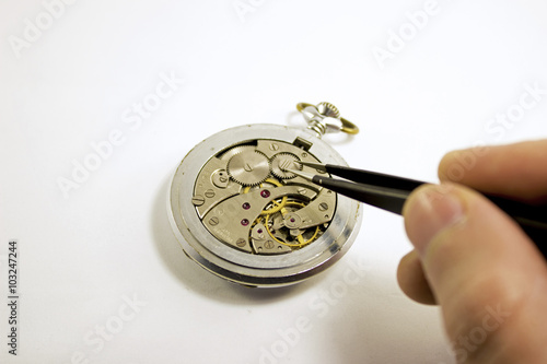 hand repairs the watch