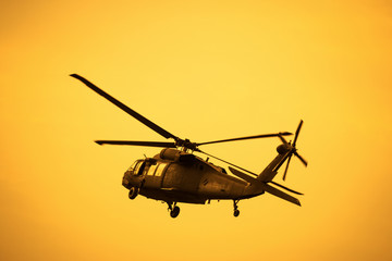 Handdoek met foto Helikopter Militaire helikopter silhouet bij zonsondergang  © M21Perfect