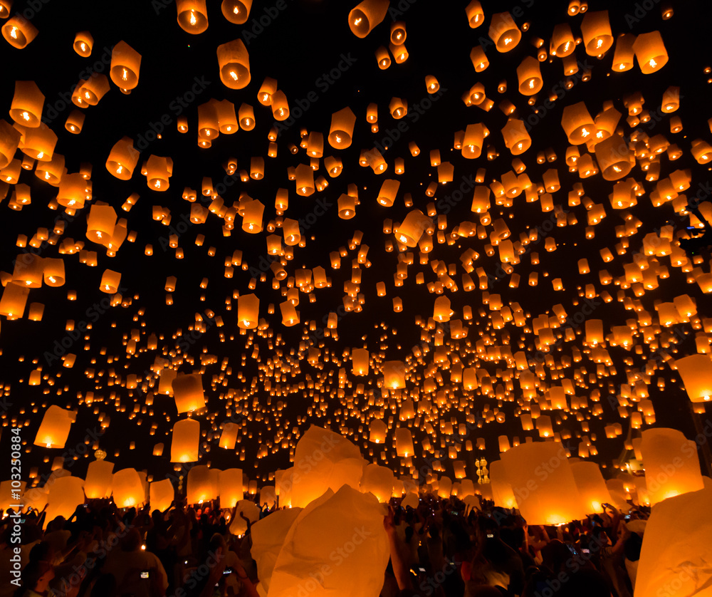 Fototapeta premium Floating lantern in Loy Kratong frstival, Chiangmai province of Thailand
