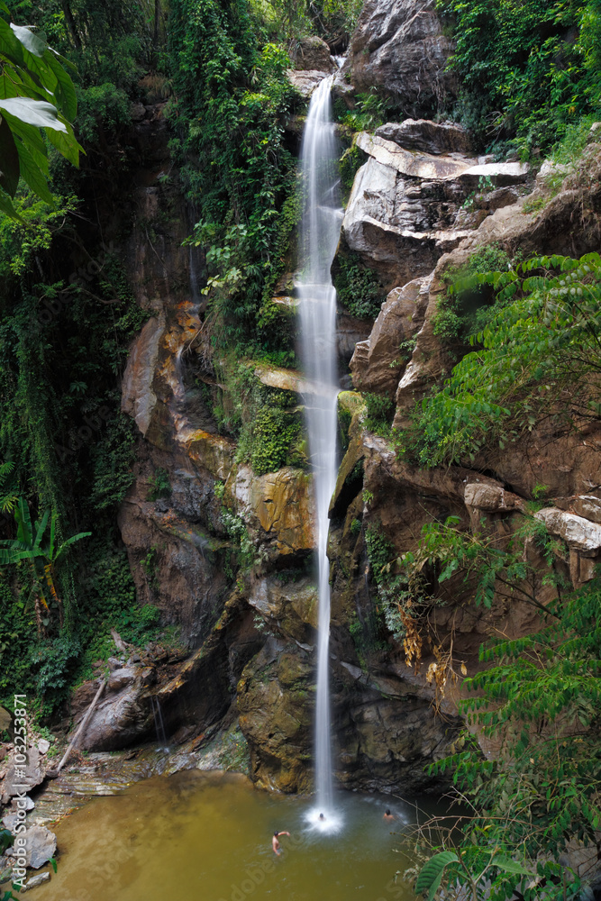 Fototapeta premium Mok Fa waterfall (Doi Suthep-Pui National Park, Chiang Mai Province, Thailand)