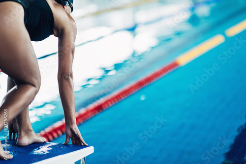 Fotografie, Obraz Freestyle plavec připraven na start závodu. tónovaný obraz