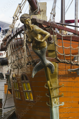 Cuadro en lienzo Mermaid figurehead on old sail ship. Vintage retro style.