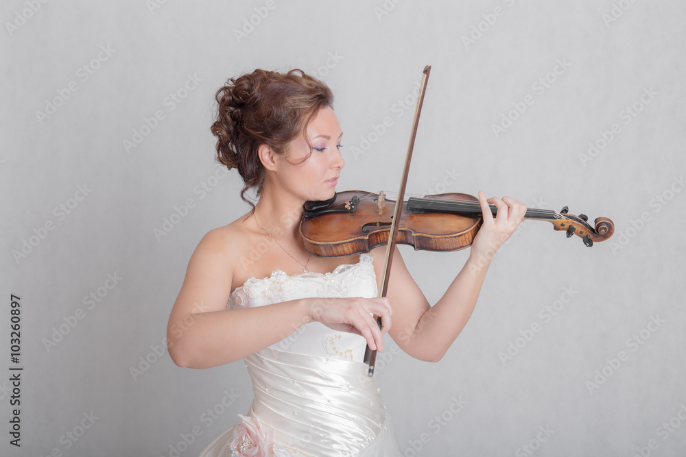 girl playing the violin