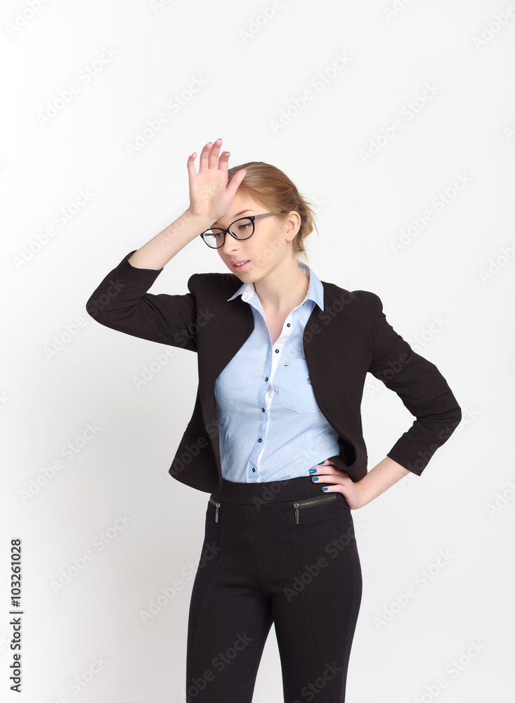 Деловая девушка в пиджаке