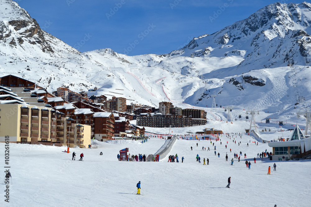 Fototapeta premium People skiing in a french ski resort in the Alps