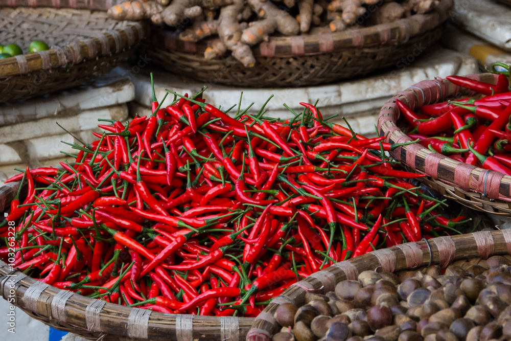 Chili in geflochtenen Körben auf einem Markt in Hanoi, Vietnam