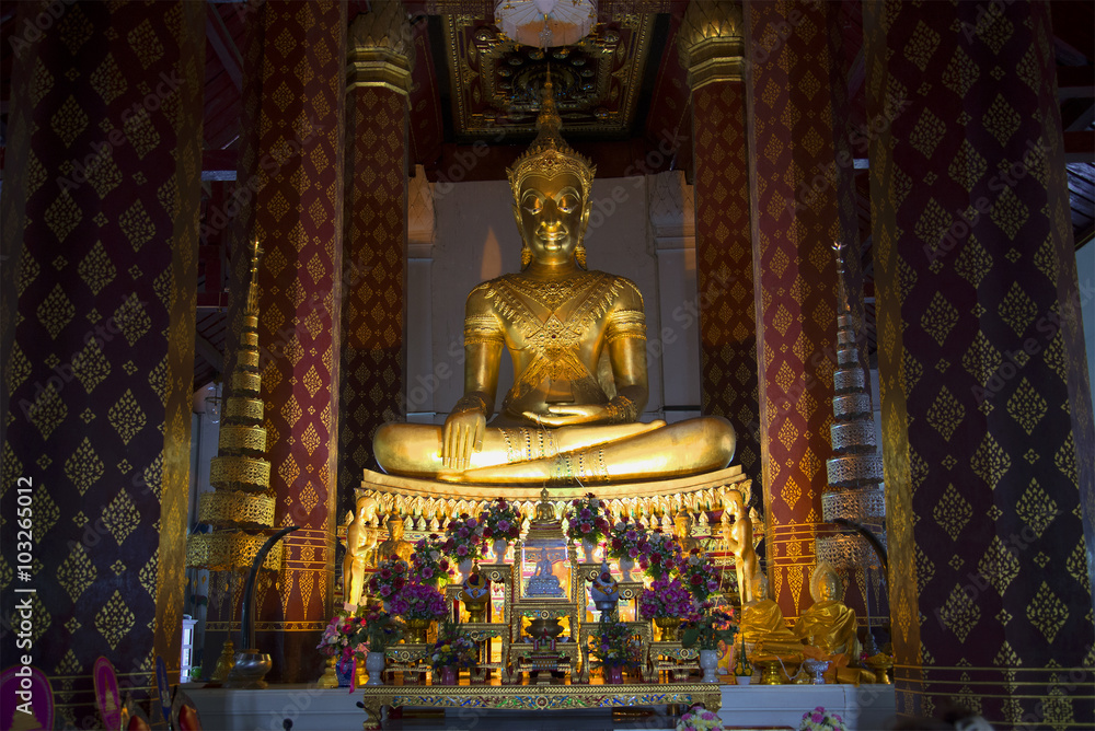 Скульптура сидящего Будды в вихане храма. Аютхая, Таиланд