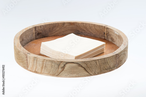 Rundes Tablett aus Holz mit Servietten