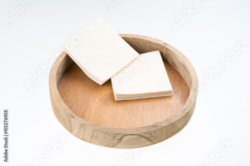 Fototapeta Naklejka Na Ścianę i Meble -  Rundes Tablett aus Holz mit Servietten