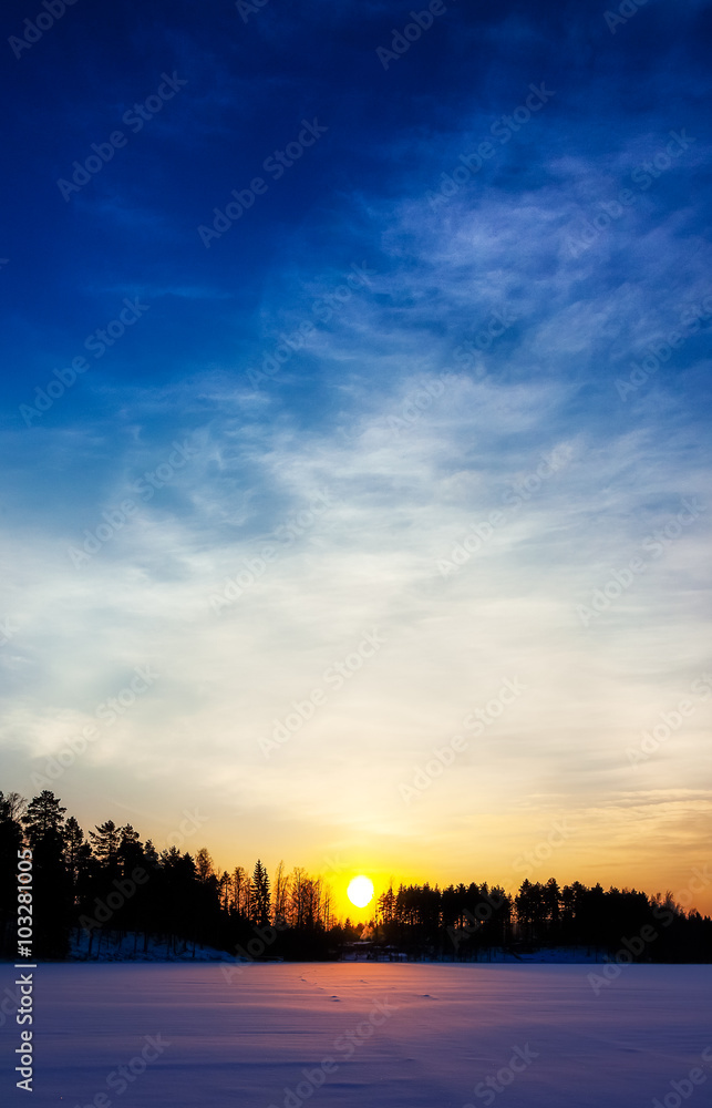 Obraz premium Sunset on the lake in Finland in the winter