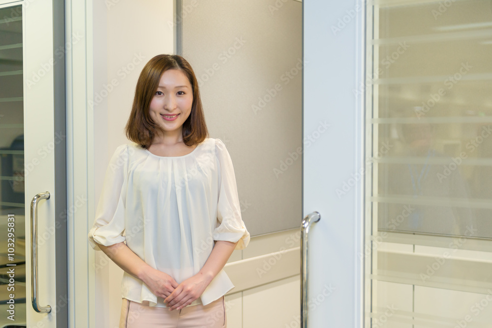 オフィスの前に立つ女性 オフィスの前に立つ女性
