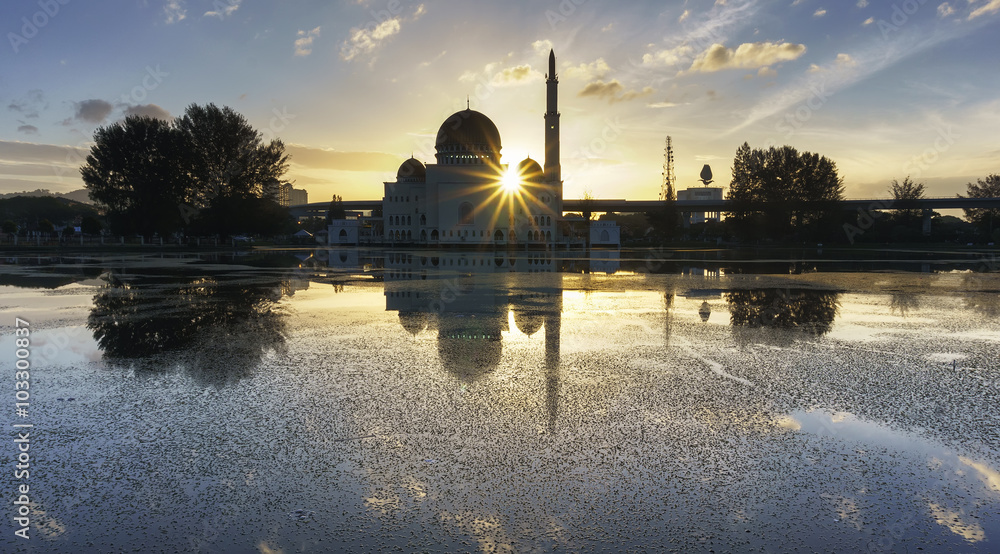 Obraz premium View and reflection of Assalam Mosque (Masjid Assalam) with blue skies and white clouds.