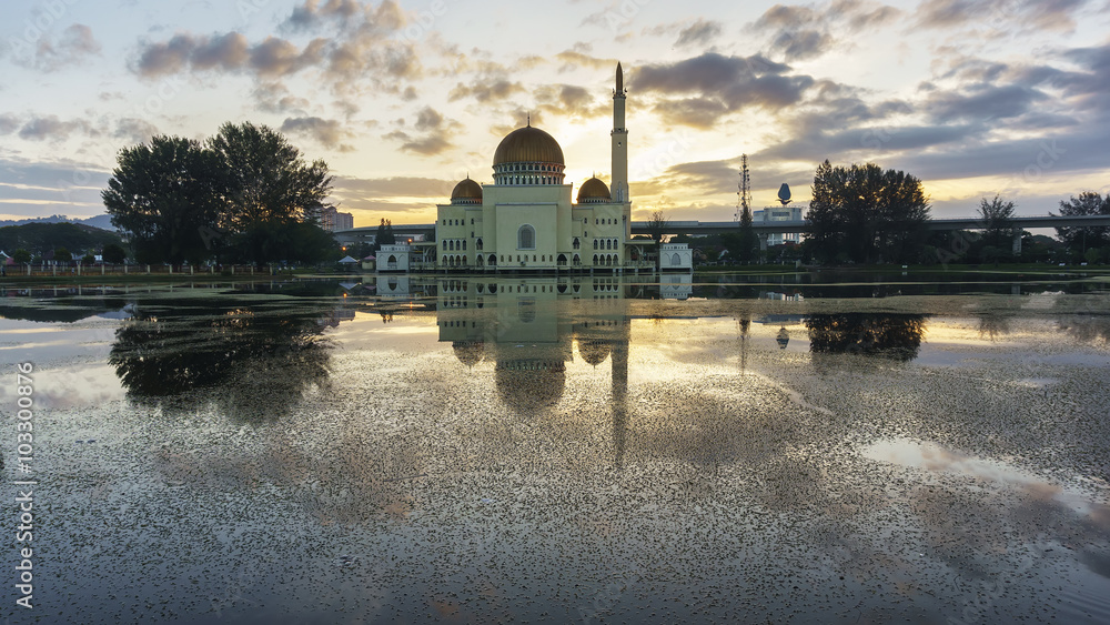 Naklejka premium View and reflection of Assalam Mosque (Masjid Assalam) with blue skies and white clouds. 