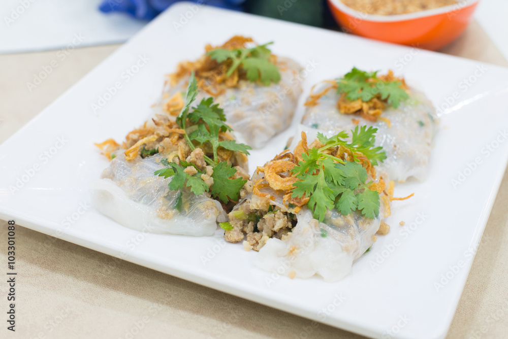 Goi Cuon - Vietnamese fresh summer rolls filled with prawns, por Goi Cuon - Vietnamese fresh summer rolls filled with prawns, por