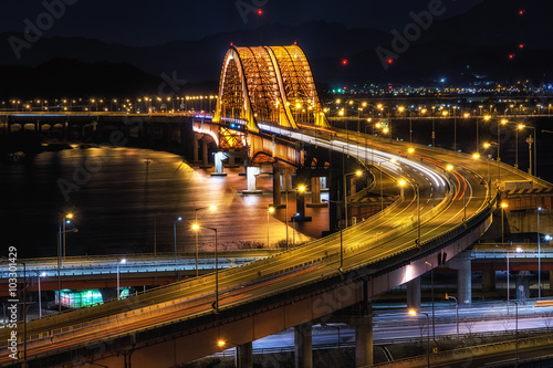 banghwa bridge at night over han river