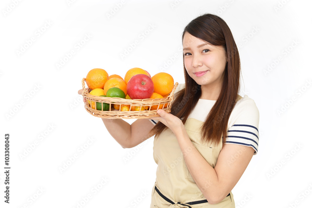 果物を持つ笑顔の女性 果物を持つ笑顔の女性