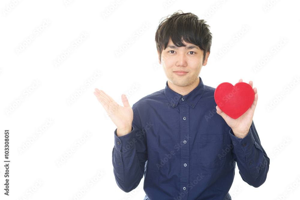 ハートマークを持つ青年