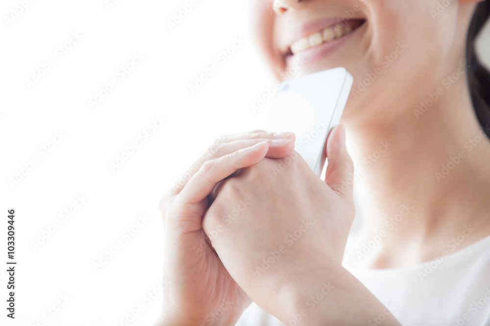 電話を持つ女性 笑顔 電話を持つ女性 笑顔