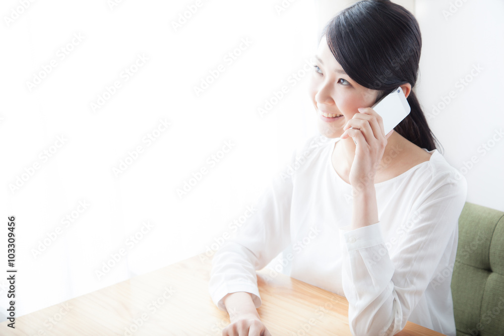 電話をかける女性 自宅 部屋 電話をかける女性 自宅 部屋