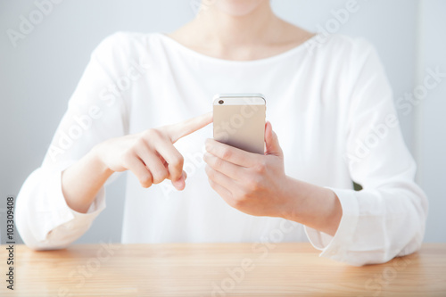 携帯電話をスワイプする女性 photo