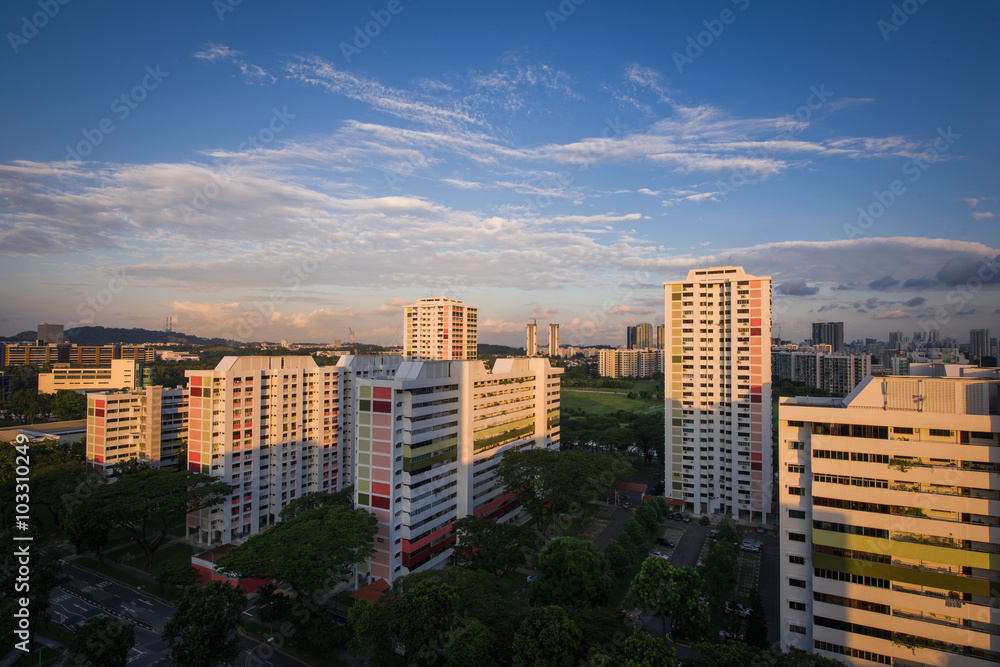 Fototapeta premium Sunset over residential apartments - Singapore