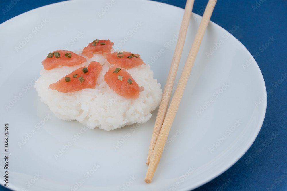 Lachs auf Reisbällchen Lachs auf Reisbällchen