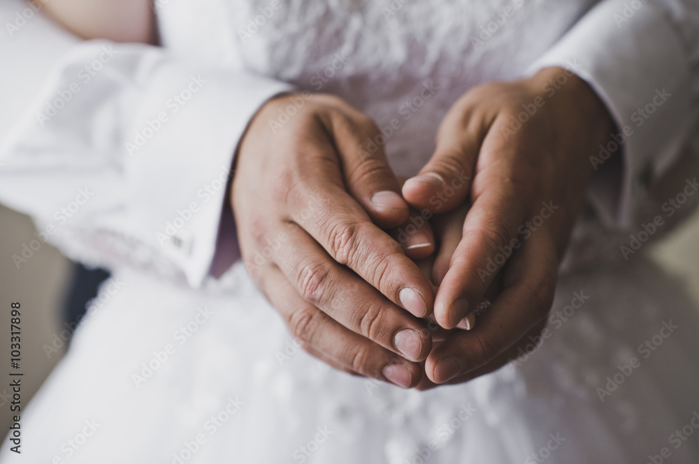 Fototapeta premium Rings in hands 5167.