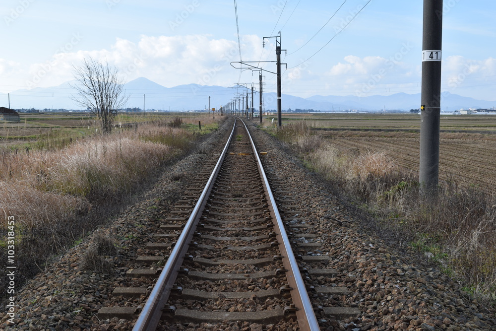 羽越本線の線路（単線）／山形県の庄内地方で羽越本線の線路（単線）を撮影した、ローカルイメージの写真です。