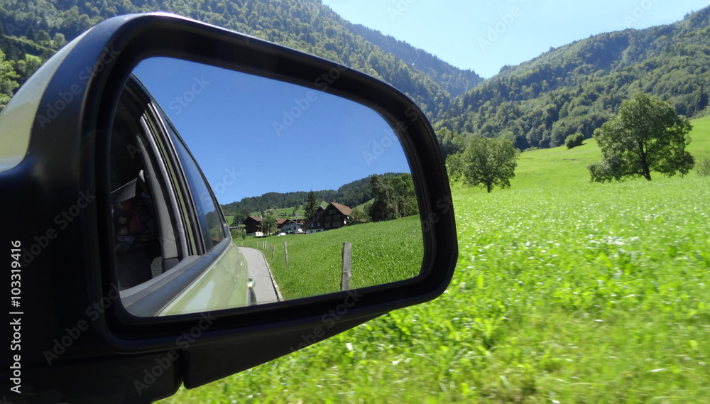 Landschaft im Autospiegel